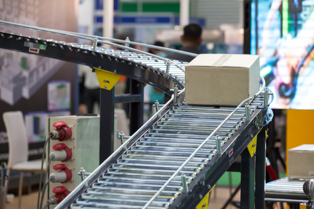 A conveyor belt system for transferring packages in a warehouse